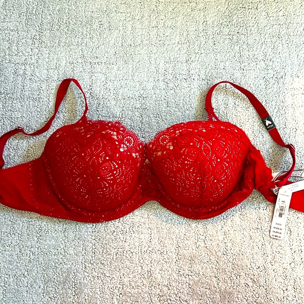 NWT Victoria’s Secret lace bra